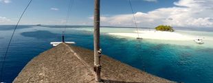 maldives-dhonistella2-boat-beach