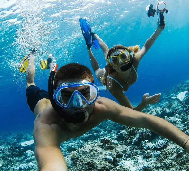 Life is diving. Снорклинг на Мальдивах. Дайвинг на Мальдивах. Ночной снорклинг на Мальдивах. Снорклинг с черепахами Мальдивы.