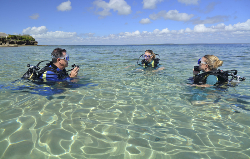 Azura-Quilalea-diving-lessons