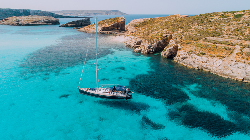 Yacht-Blue-Lagoon,-Comino